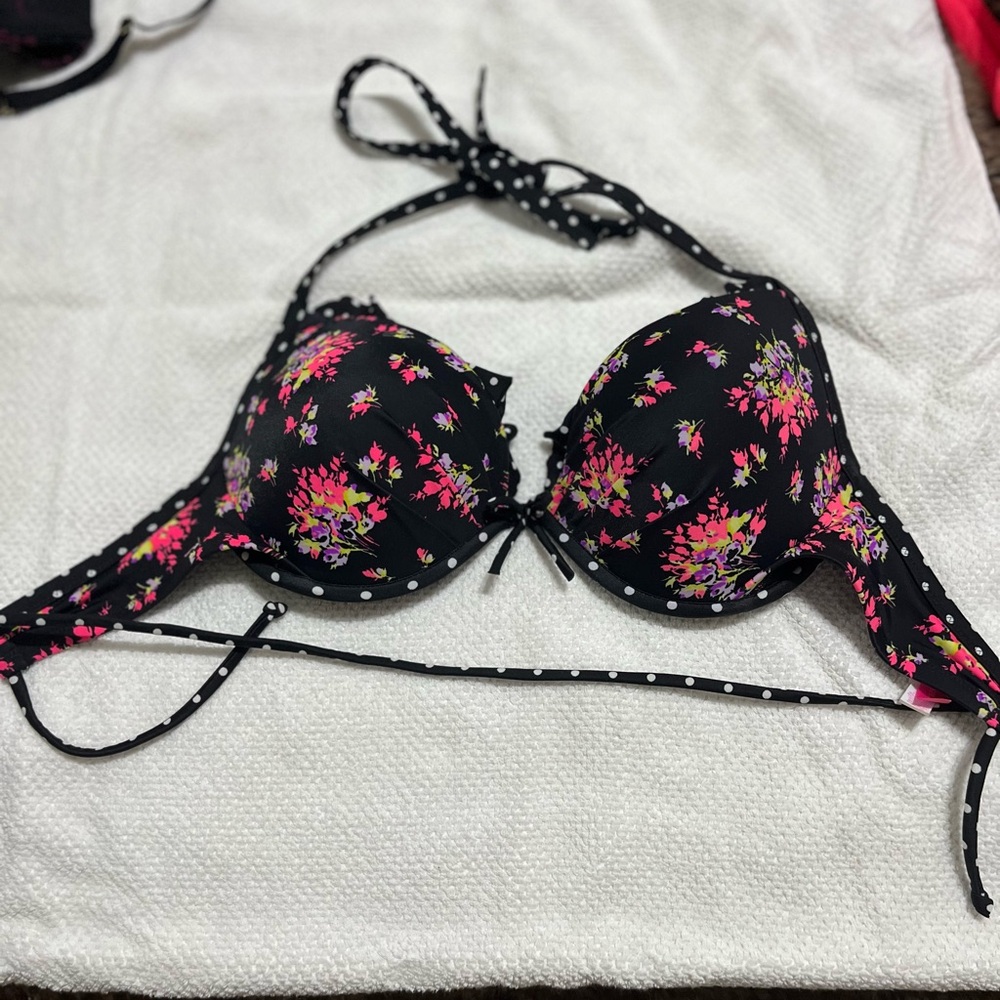 EUC: Victoria’s Secret
Black Floral Underwire Strappy Bikini Swim Top Size 34D